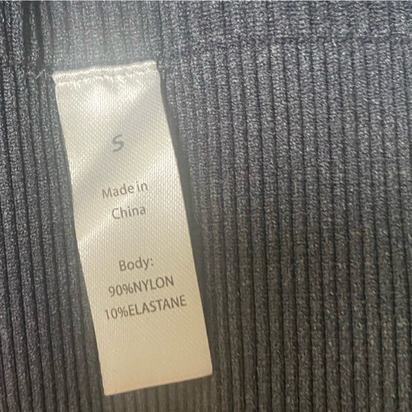 Gray Ribbed Crop Top - Picture 3 of 3